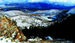 Robuuste en weidse landschappen rondom   			Gran Sasso, bedekt met een vers laagje sneeuw.