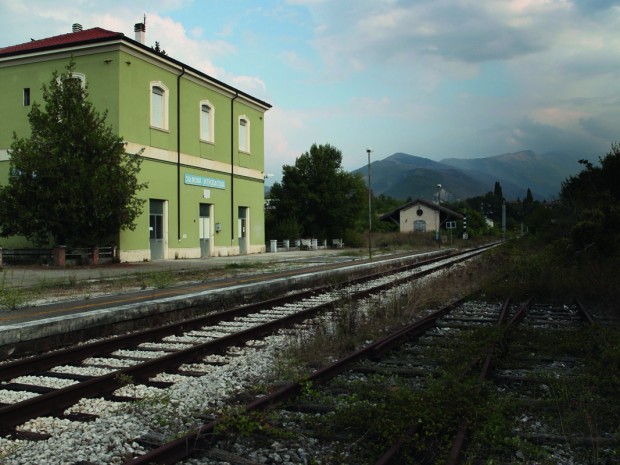 Het verlaten stationsgebouw van Sulmona (links) waar de sensuele treinscènes met de Nederlandse actrice Thekla Reuten (foto rechts) gedraaid werden.  Foto rechts:   			copyright The American.