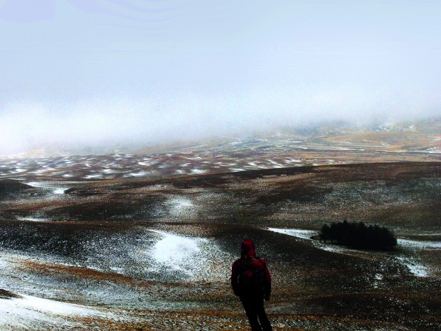 Het onstuimige weer - dikke mist en natte sneeuw - weerhoudt gids Lorenzo Baldi er niet van om een stevige wandeling te maken.