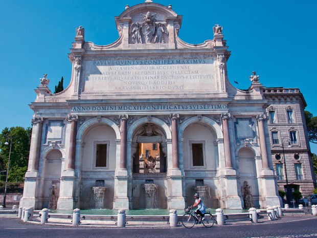 De Fontana dell&apos;Acqua Paola is een populaire locatie voor trouwfoto’s.