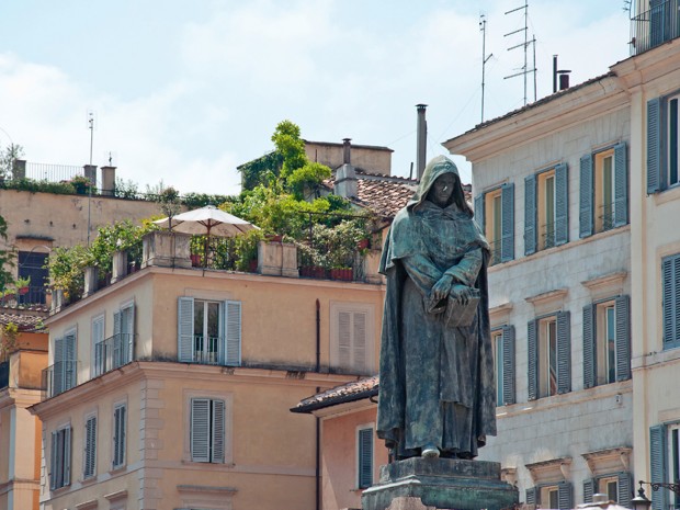 Standbeeld van de Italiaanse filosoof en kosmoloog Giordano Bruno op Campo de’ Fiori.