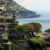 Het idyllisch gelegen Hotel Il San Pietro di Positano is zo gebouwd dat het letterlijk gedeeltelijk in de rotswand verdwijnt. Het apero-terras met een panorama van 180 graden is legendarisch.